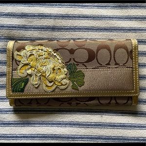 NWOT Coach Wallet with Peony Appliqué in Gold/Tan